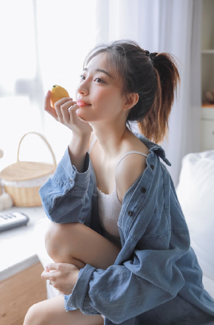 短裤美女吊带香肩白丝美腿图片