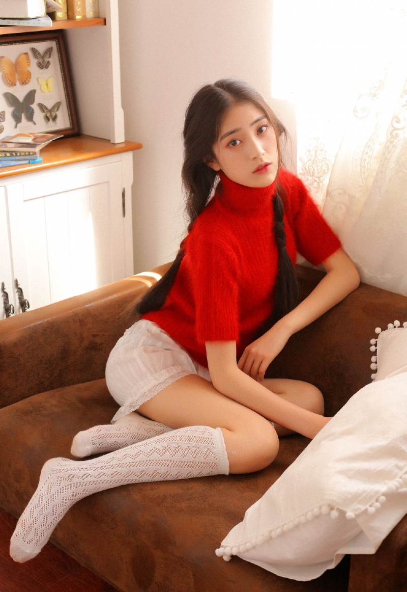 漂亮美眉白丝美腿室内个人写真