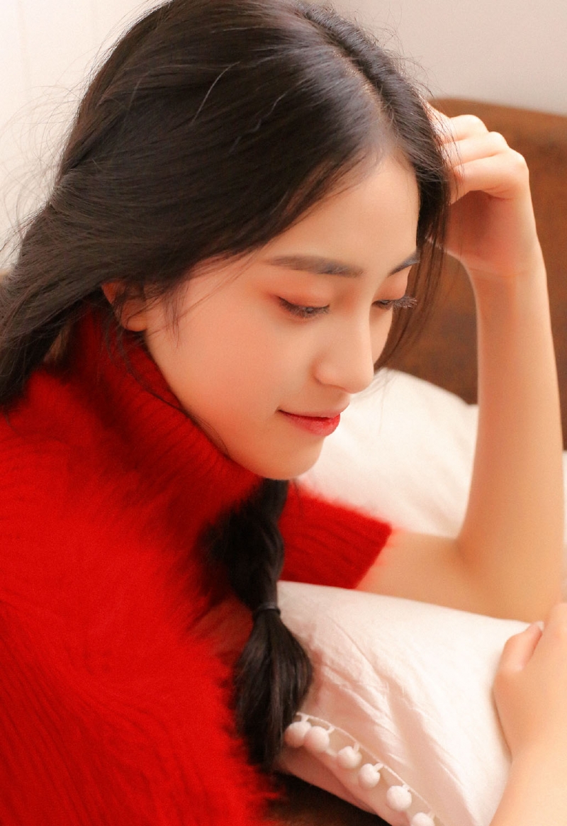 漂亮美眉白丝美腿室内个人写真