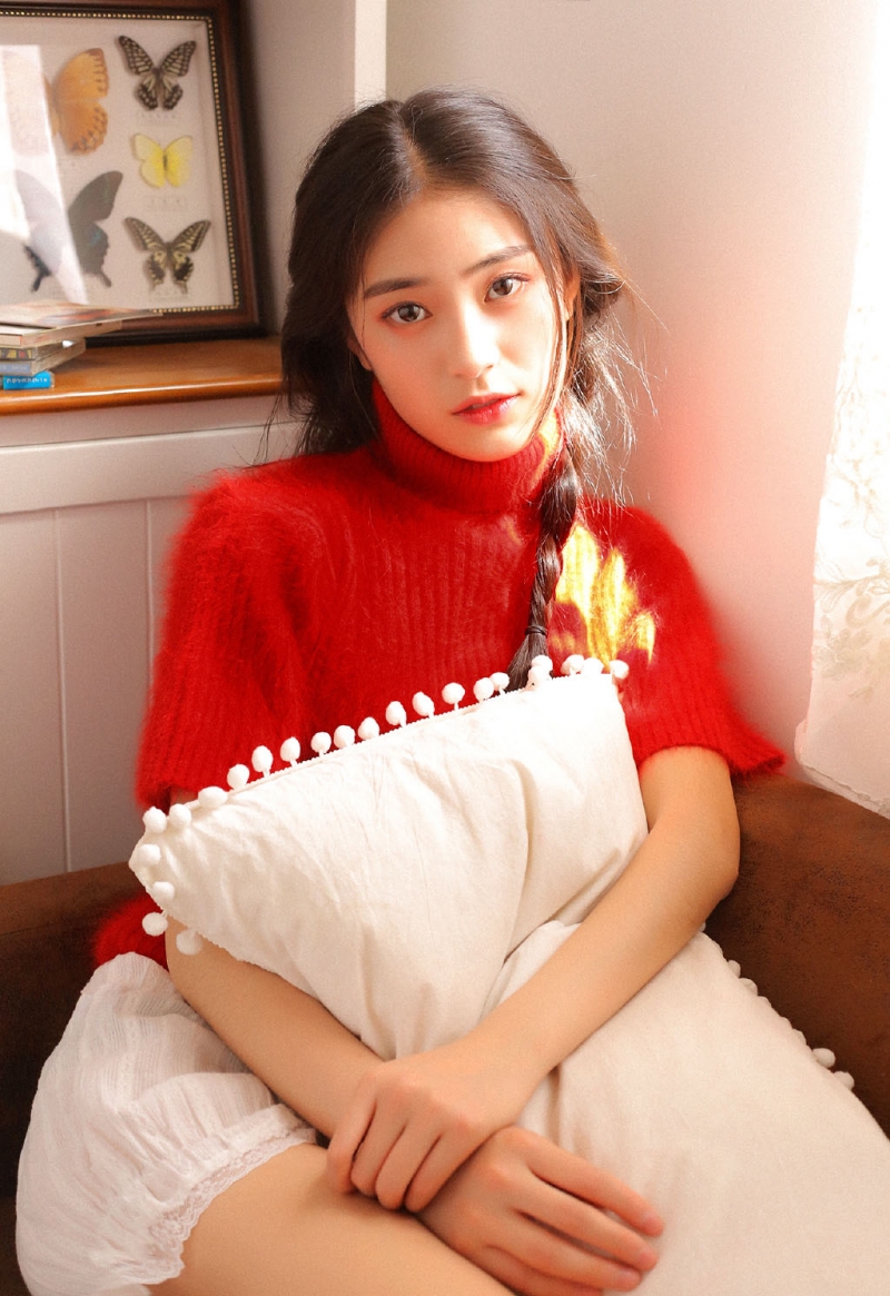 漂亮美眉白丝美腿室内个人写真