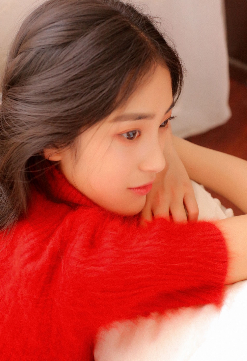 漂亮美眉白丝美腿室内个人写真