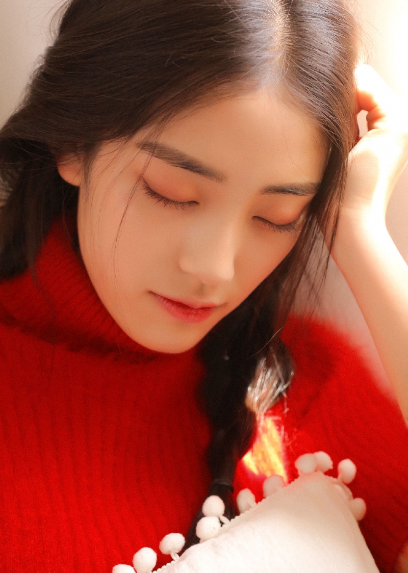 漂亮美眉白丝美腿室内个人写真