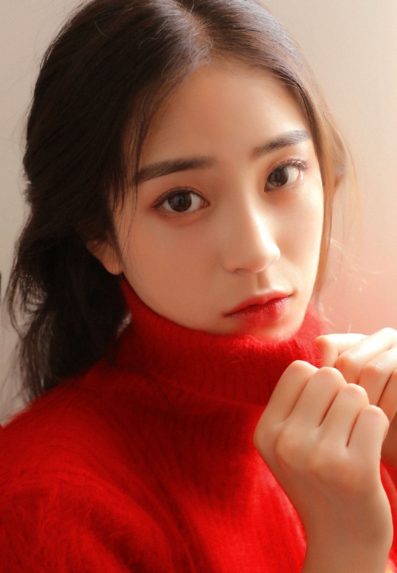 漂亮美眉白丝美腿室内个人写真