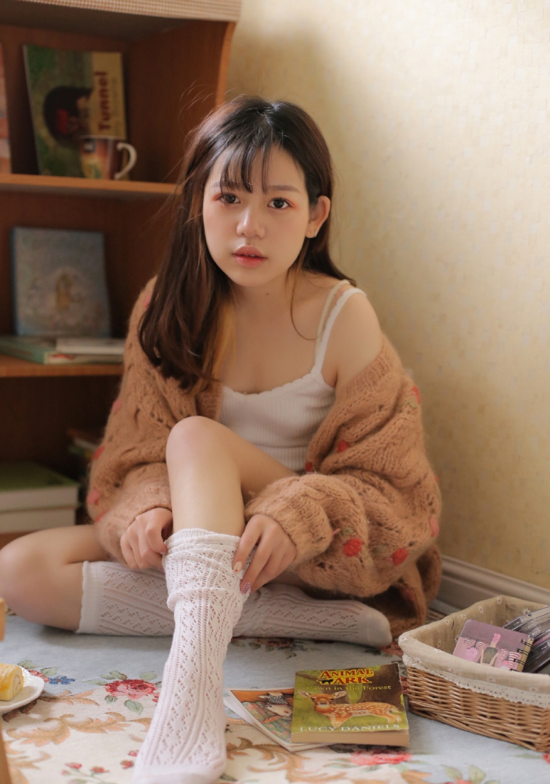 双马尾小女生白丝美腿室内写真