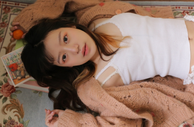 双马尾小女生白丝美腿室内写真