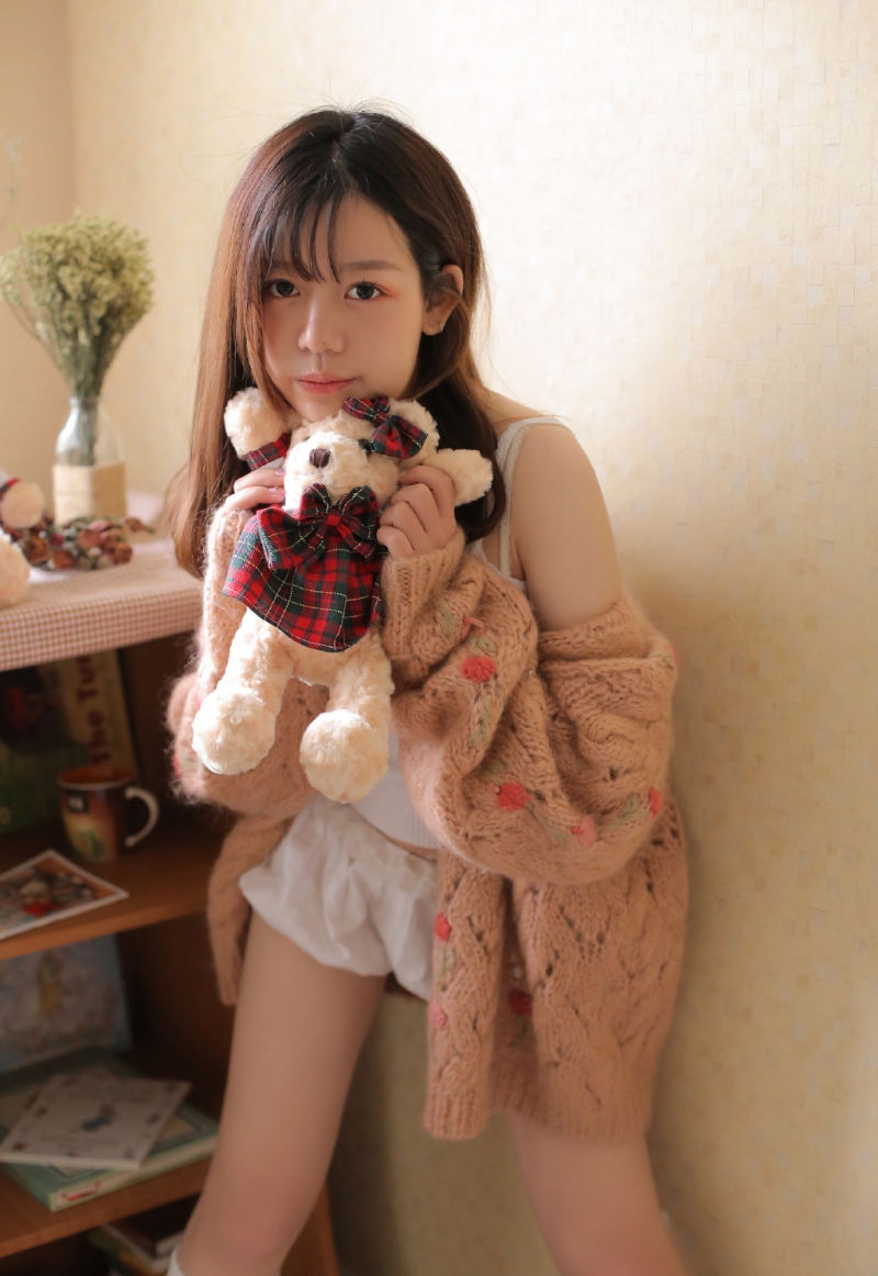 双马尾小女生白丝美腿室内写真