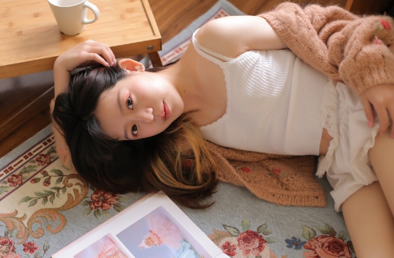 双马尾小女生白丝美腿室内写真