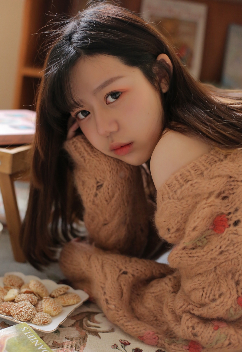 双马尾小女生白丝美腿室内写真