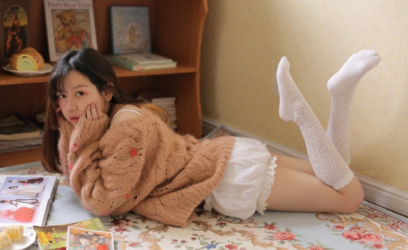 双马尾小女生白丝美腿室内写真
