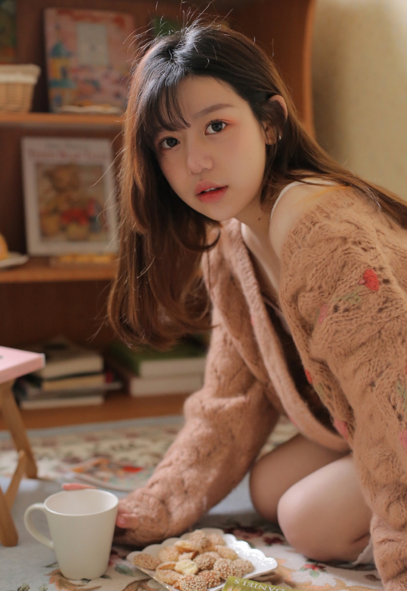 双马尾小女生白丝美腿室内写真