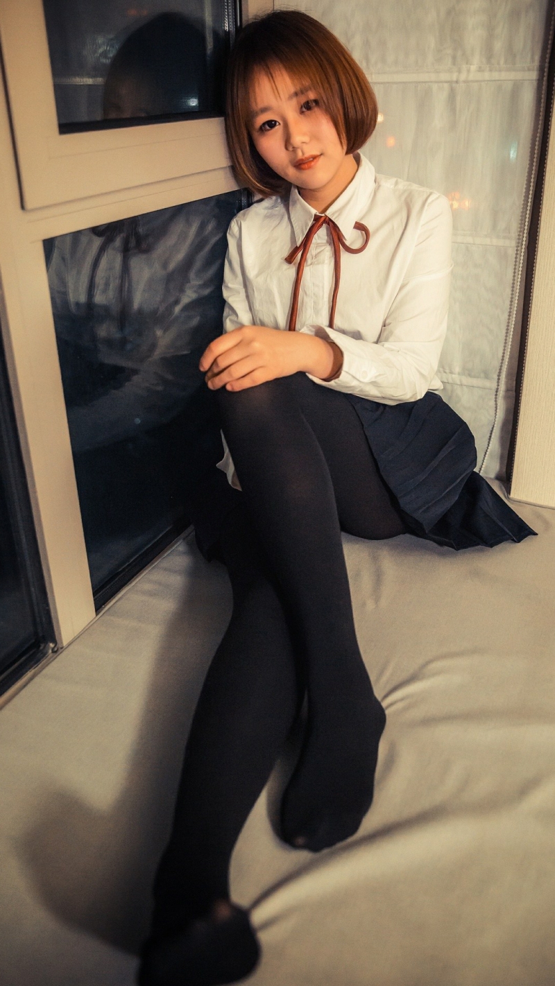 短发美眉学生制服黑丝美腿套图