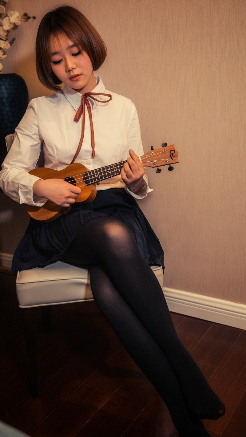 短发美眉学生制服黑丝美腿套图