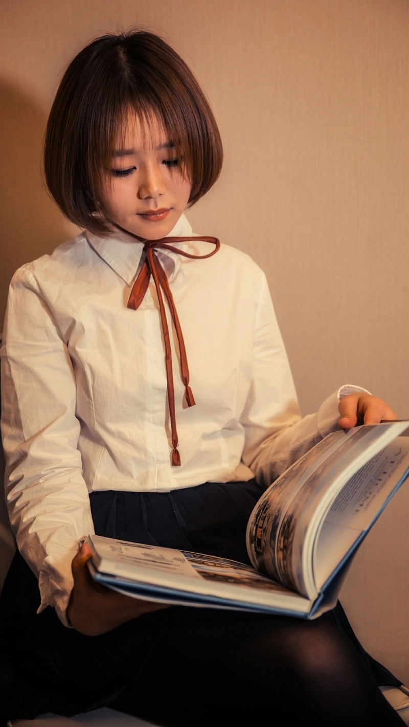 短发美眉学生制服黑丝美腿套图