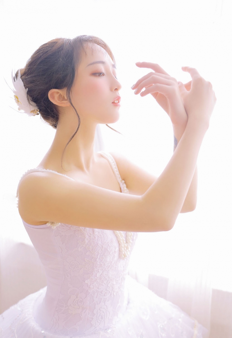 芭蕾舞美少女白丝美腿室内写真
