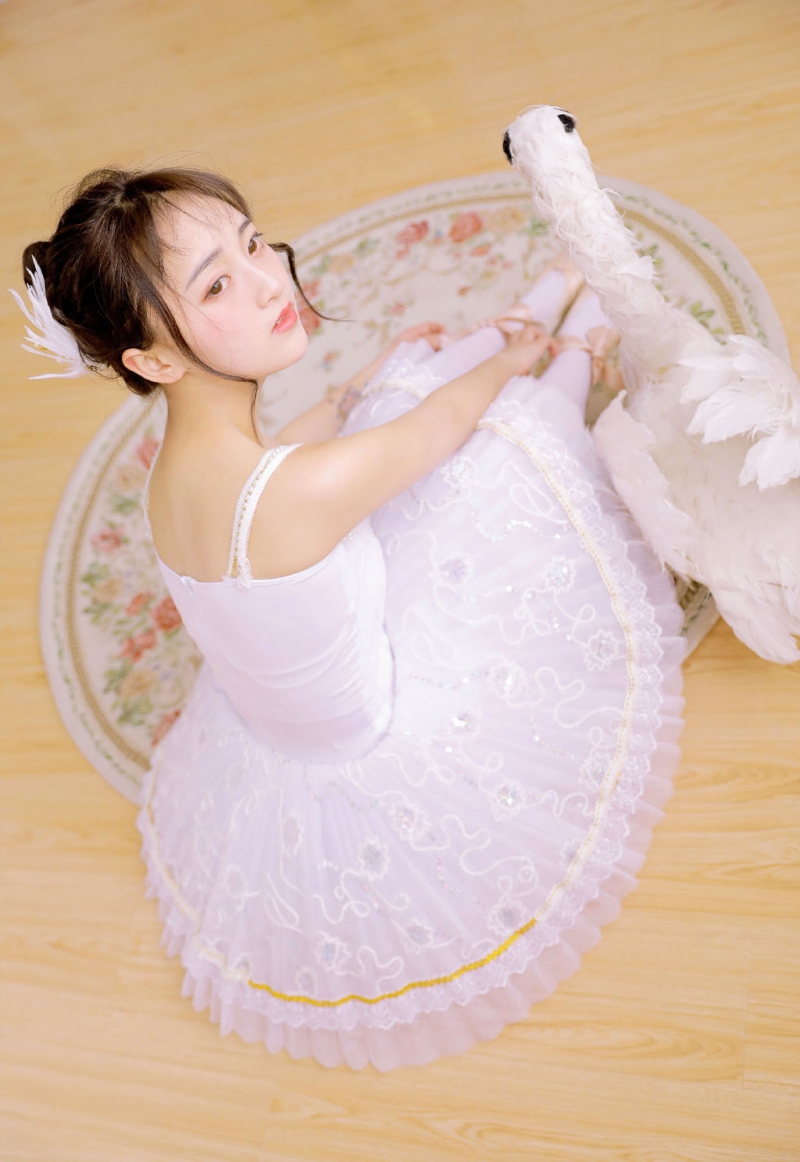 芭蕾舞美少女白丝美腿室内写真