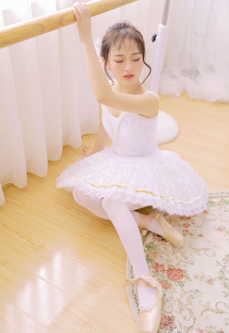 芭蕾舞美少女白丝美腿室内写真