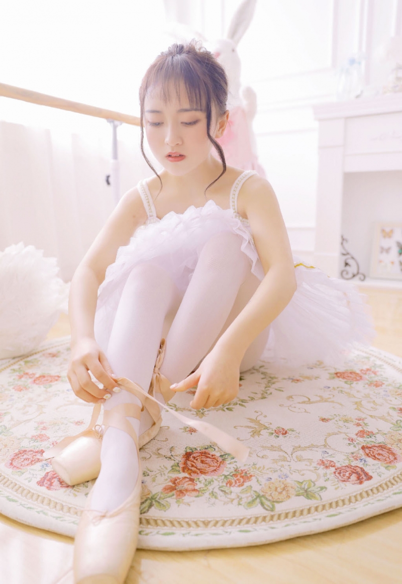 芭蕾舞美少女白丝美腿室内写真