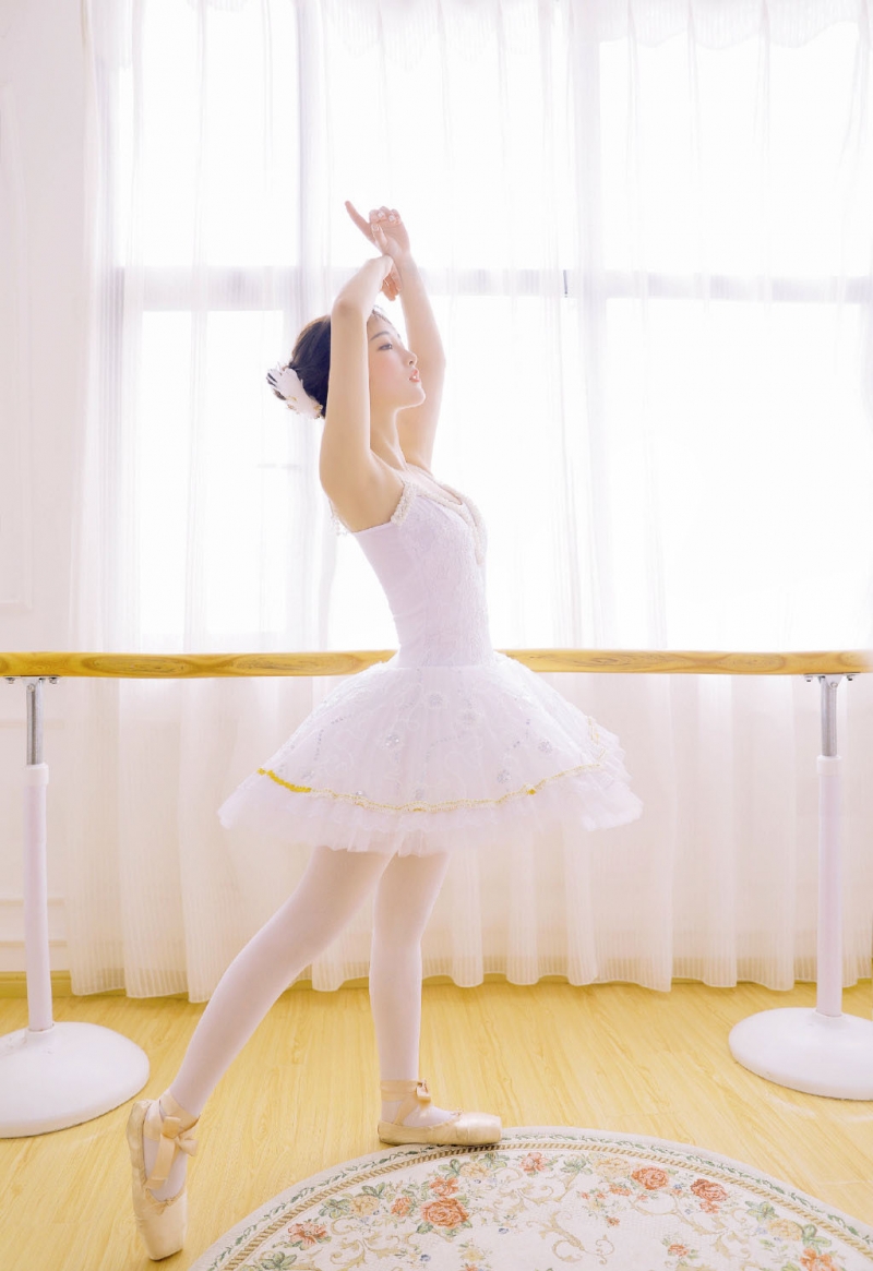 芭蕾舞美少女白丝美腿室内写真