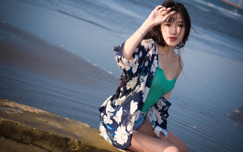 性感熟女低胸吊带傲人上围辣图