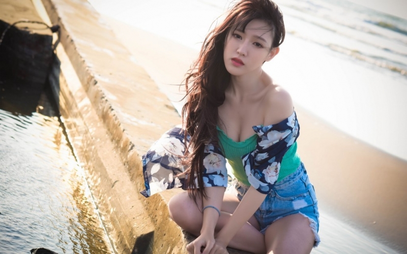 性感熟女低胸吊带傲人上围辣图