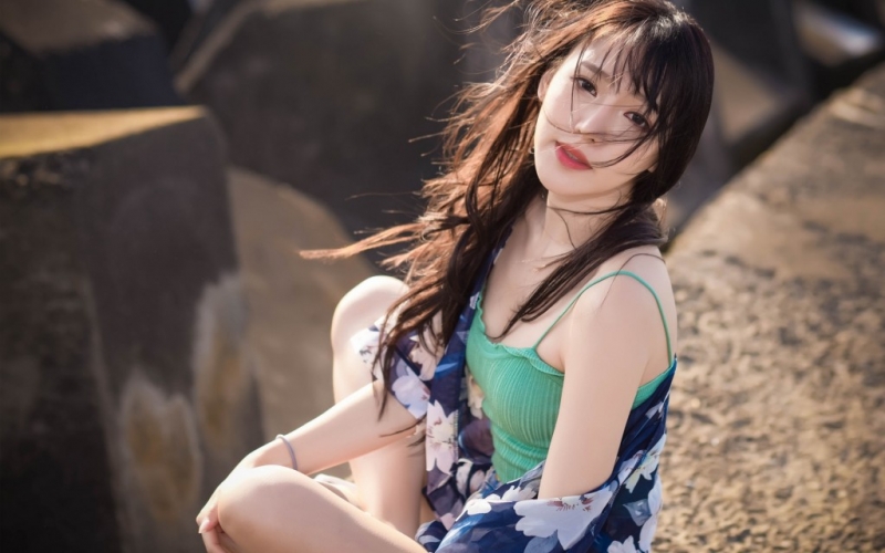 性感熟女低胸吊带傲人上围辣图