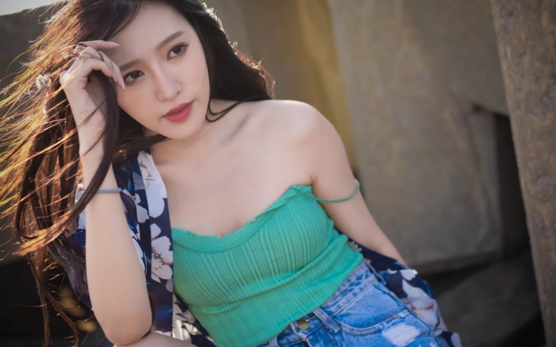 性感熟女低胸吊带傲人上围辣图
