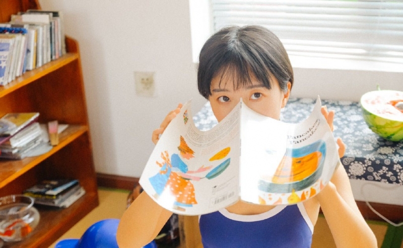 短发萌妹子死水库泳衣性感写真