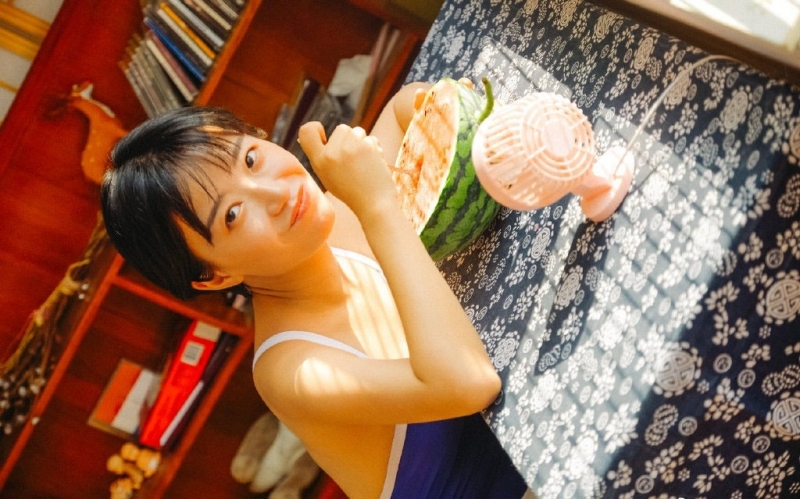 短发萌妹子死水库泳衣性感写真