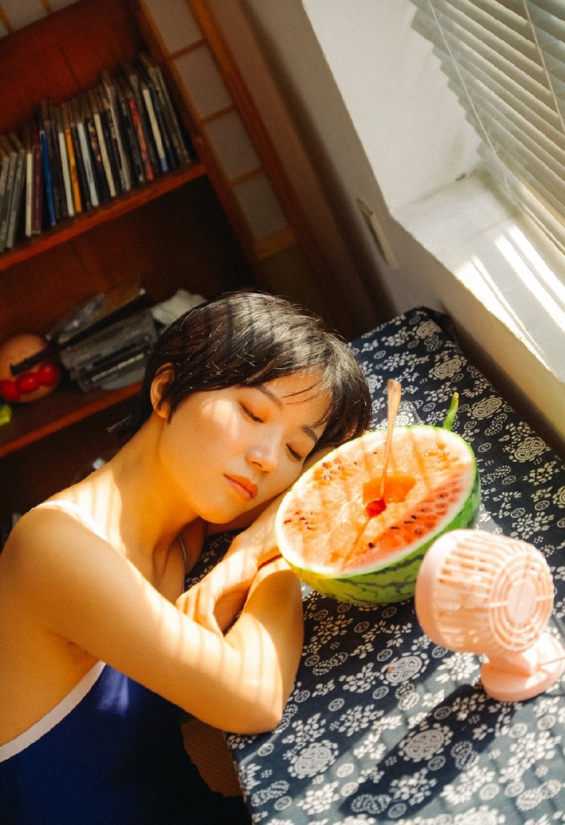 短发萌妹子死水库泳衣性感写真