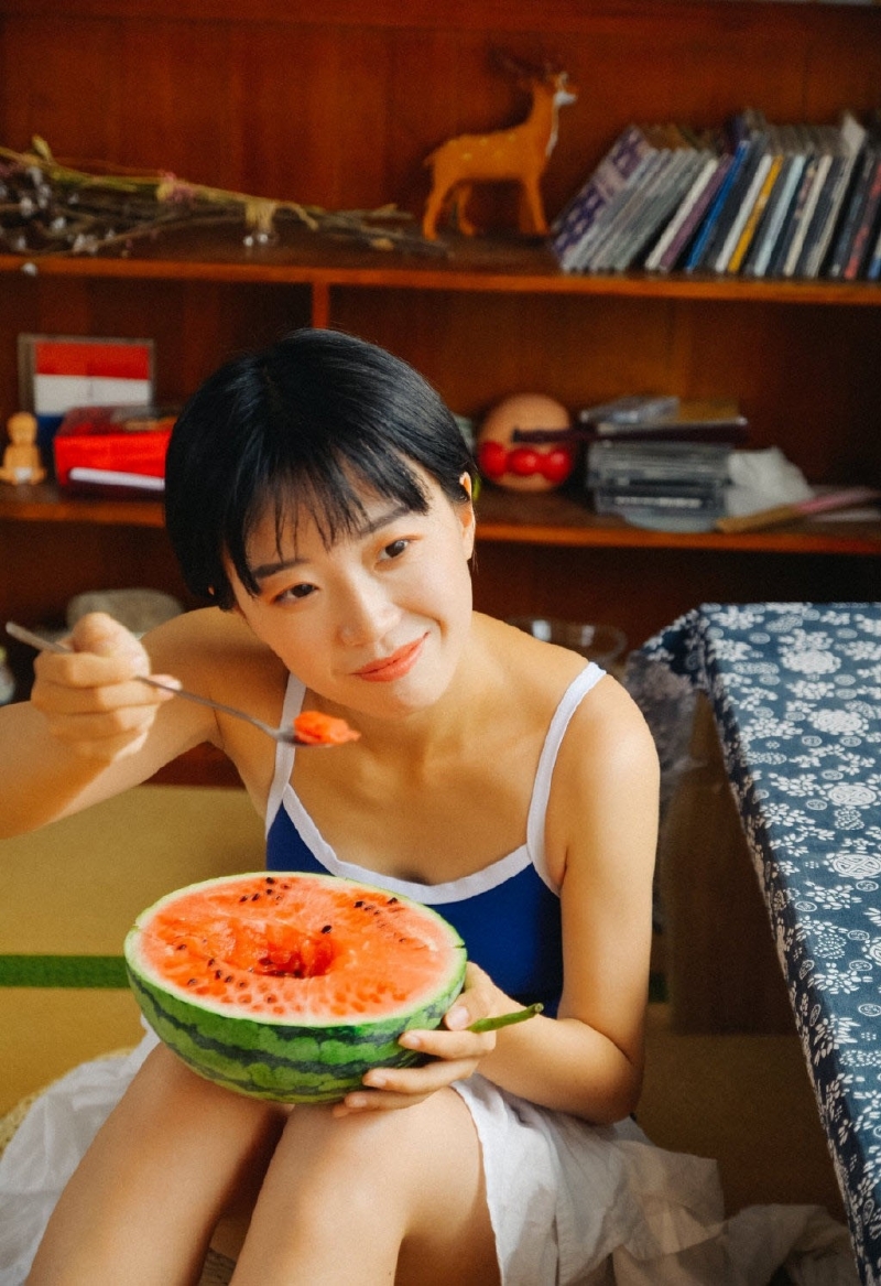 短发萌妹子死水库泳衣性感写真