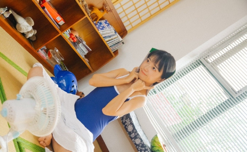 短发萌妹子死水库泳衣性感写真