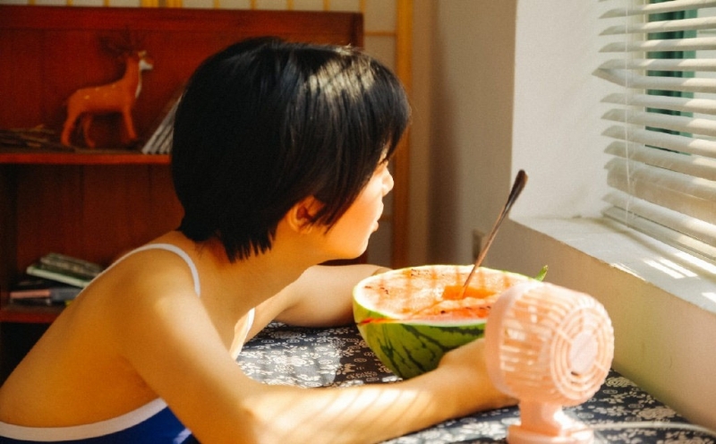 短发萌妹子死水库泳衣性感写真
