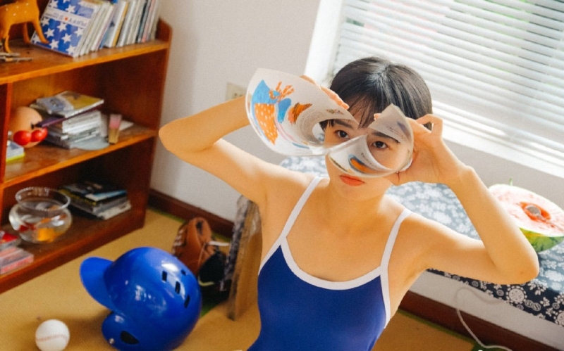 短发萌妹子死水库泳衣性感写真